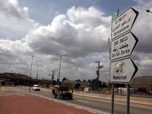 כביש 443. נזק נגרם לאחת המכוניות שעברו בקטע הכביש שליד בית חורון. כביש 443. נזק נגרם לאחת המכוניות שעברו בקטע הכביש שליד בית חורון.