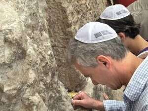 רם עמנואל מתפלל בכותל המערבי לפני יומיים רם עמנואל מתפלל בכותל המערבי לפני יומיים