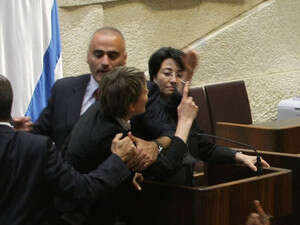 ח''כ מיכאלי עולה לדוכן הכנסת בעת נאומה של ח''כ זועבי. ח''כ מיכאלי עולה לדוכן הכנסת בעת נאומה של ח''כ זועבי.