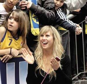 אלין לוי על הספסל הלא נכון? צילום: אלין לוי על הספסל הלא נכון? צילום: