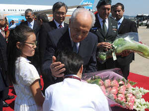 הנשיא פרס בקבלת הפנים בסיאול. הנשיא פרס בקבלת הפנים בסיאול.