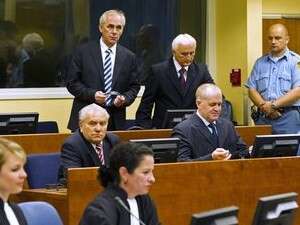 הבכירים הסרבים-בוסנים בבית הדין בהאג. הבכירים הסרבים-בוסנים בבית הדין בהאג.