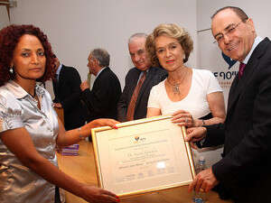 סילבן שלום ונשיאת קרן אייסף נינה ווינר, מעניקים את האות סילבן שלום ונשיאת קרן אייסף נינה ווינר, מעניקים את האות