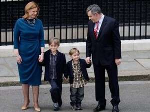 גורדון ושרה בראון עם ילדיהם גורדון ושרה בראון עם ילדיהם