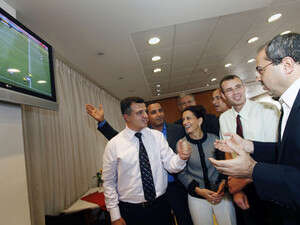 חברי כנסת צופים בשידורי המונדיאל במשכן, אתמול. חברי כנסת צופים בשידורי המונדיאל במשכן, אתמול.