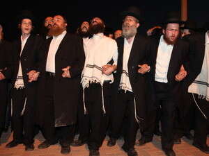 חרדים מחוץ לכלא מעשיהו חרדים מחוץ לכלא מעשיהו