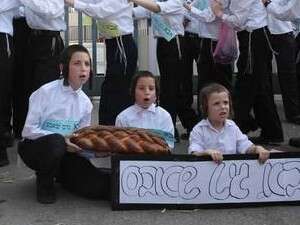 ילדי האבות מעמנואל ומשפחותיהם מחוץ לכלא מעשיהו, היום. ילדי האבות מעמנואל ומשפחותיהם מחוץ לכלא מעשיהו, היום.