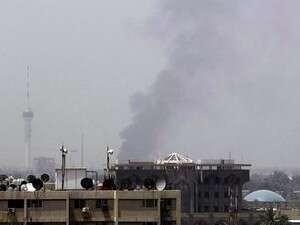 עשן עולה מזירת הפיצוצים בבגדד. עשן עולה מזירת הפיצוצים בבגדד.