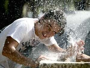 צעיר מצנן את עצמו בירושלים. צעיר מצנן את עצמו בירושלים.