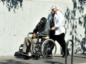 העובד מובל על ידי עורך דינו אל שערי המוסד העובד מובל על ידי עורך דינו אל שערי המוסד