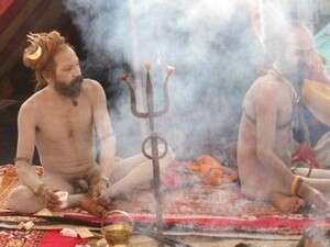 סדהואים בפסטיבל הודי. מעשנים, עירומים, רוחניים, אבל לא אגהורי סדהואים בפסטיבל הודי. מעשנים, עירומים, רוחניים, אבל לא אגהורי