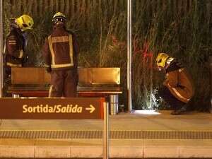 החוקרים בזירת תאונת הרכבת בספרד. החוקרים בזירת תאונת הרכבת בספרד.