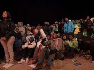 צופים במשחק כדורגל במונדיאל. צופים במשחק כדורגל במונדיאל.