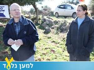נועם ואביבה שליט בכניסה למצפה הילה נועם ואביבה שליט בכניסה למצפה הילה