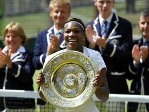 סרינה וויליאמס עם הצלחת. עוד אחת לאוסף סרינה וויליאמס עם הצלחת. עוד אחת לאוסף