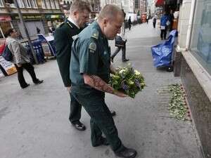 חובש מניח פרחים לזכר קורבנות הפיגועים. חובש מניח פרחים לזכר קורבנות הפיגועים.