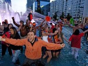 אוהדי הולנד. 100 אלף יורו ואתם שם אוהדי הולנד. 100 אלף יורו ואתם שם