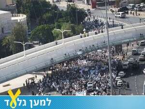צעדת שליט מתחת לגשר המיתרים בירושלים צעדת שליט מתחת לגשר המיתרים בירושלים