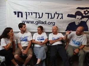 אביבה ונועם שליט חוזרים למאהל המחאה אביבה ונועם שליט חוזרים למאהל המחאה