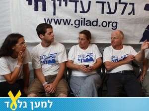 משפחת שליט במאהל בירושלים משפחת שליט במאהל בירושלים