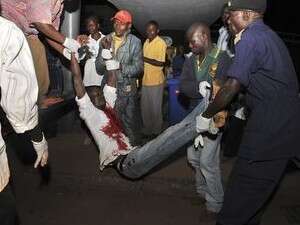 אחד הפצועים מהפיגוע מובל לטיפול. אחד הפצועים מהפיגוע מובל לטיפול.