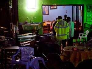 כוחות משטרה במסעדה בקמפלה אחרי הפיגוע כוחות משטרה במסעדה בקמפלה אחרי הפיגוע