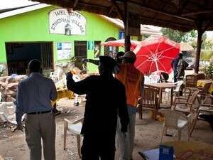 חוקרים באחת מזירות הפיגוע באוגנדה. חוקרים באחת מזירות הפיגוע באוגנדה.