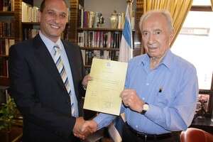 שמעון פרס מעניק את כתב המינוי לאמיר גילת שמעון פרס מעניק את כתב המינוי לאמיר גילת