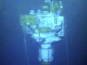 הבאר לאחר הנחת המכסה החדש שמנע את זרימת הנפט. בתמונות מהחודשים האחרונים נראה זרם סמיך של נפט גולמי פורץ אל מי הים. הבאר לאחר הנחת המכסה החדש שמנע את זרימת הנפט. בתמונות מהחודשים האחרונים נראה זרם סמיך של נפט גולמי פורץ אל מי הים.