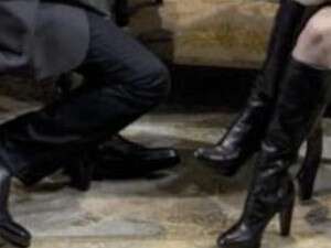 קשה להניח מהיד. עטיפת הספר קשה להניח מהיד. עטיפת הספר