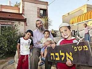 יעקב דב אלבה עם השלט, אתמול יעקב דב אלבה עם השלט, אתמול