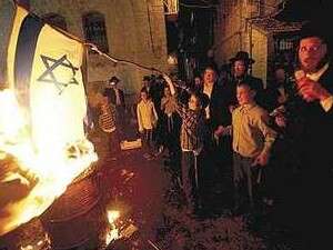 חרדים מעלים באש את דגל ישראל בירושלים חרדים מעלים באש את דגל ישראל בירושלים