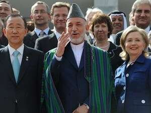 קרזאי עם משתתפי הוועידה בקאבול. קרזאי עם משתתפי הוועידה בקאבול.