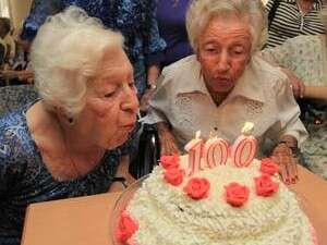 קשישות חוגגות יום הולדת 100 בחיפה קשישות חוגגות יום הולדת 100 בחיפה