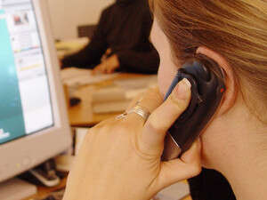 מדברת בטלפון נייד. מסוכן? במקום שאין הכרעה יש ויכוח מדברת בטלפון נייד. מסוכן? במקום שאין הכרעה יש ויכוח