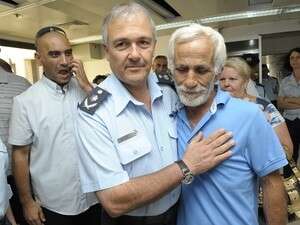 המפכ''ל רב ניצב דודי כהן עם אביו של שלומי אסולין, היום המפכ''ל רב ניצב דודי כהן עם אביו של שלומי אסולין, היום