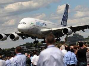 איירבוס A380 נוחת. איירבוס A380 נוחת.