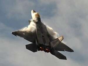 מטוס F-22 רפטור נוסק מעלה. מטוס F-22 רפטור נוסק מעלה.