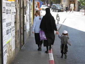 אשה חרדית לובשת ''שאל'' במאה שערים אשה חרדית לובשת ''שאל'' במאה שערים