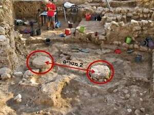 שרידי שני העמודים שתמכו את המקדש הפלישתי שרידי שני העמודים שתמכו את המקדש הפלישתי