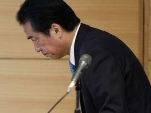 קאן משתחווה בפני חברי המפלגה. קאן משתחווה בפני חברי המפלגה.