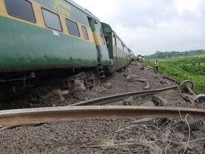רכבת נוסעים שנפגעה מפיצוץ. רכבת נוסעים שנפגעה מפיצוץ.