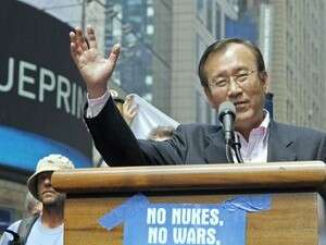 אקיבה בעצרת נגד הגרעין. אקיבה בעצרת נגד הגרעין.