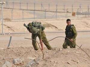 חיילים מחפשים אחר שרידי הרקטות, היום. חיילים מחפשים אחר שרידי הרקטות, היום.