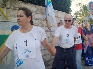 אביבה ונועם שליט בהפגנה סביב משכן ראש הממשלה אביבה ונועם שליט בהפגנה סביב משכן ראש הממשלה
