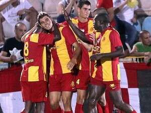 שחקני אשדוד חוגגים בגביע הטוטו. במקום הראשון שחקני אשדוד חוגגים בגביע הטוטו. במקום הראשון