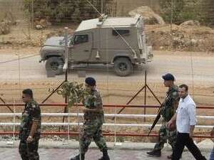 חיילים לבנונים וג'יפ צה''לי מסיירים במקביל משני עברי גדר הגבול עם ישראל. חיילים לבנונים וג'יפ צה''לי מסיירים במקביל משני עברי גדר הגבול עם ישראל.