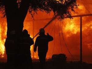 כבאים פועלים לכיבוי שריפת הענק במוסקבה כבאים פועלים לכיבוי שריפת הענק במוסקבה