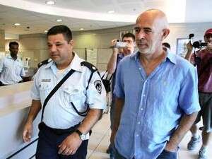 אייל ארד בתחנת המשטרה אייל ארד בתחנת המשטרה