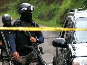 שוטרי היחידה ללוחמה בטרור ליד זירת הפשיטה. שוטרי היחידה ללוחמה בטרור ליד זירת הפשיטה.